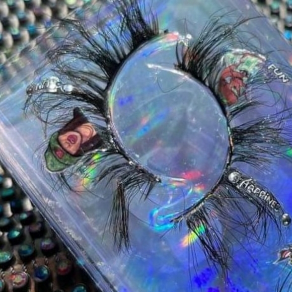 Lashes - Picture 2 of 3